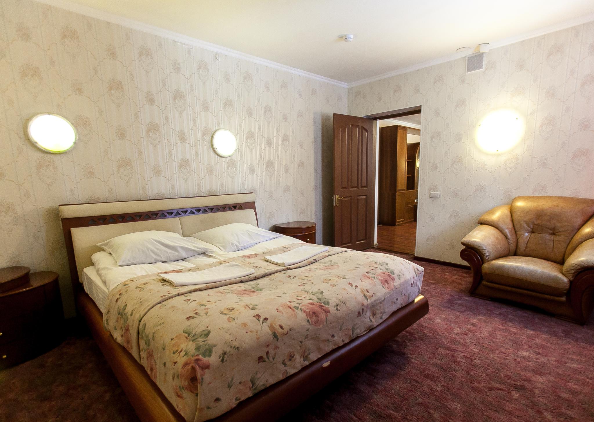 Загородный отель pine river в калужской области. Хвоинки это иголки. Хвоя номера. Парк-отель хвоя сфера бердск. Хвоя номера.