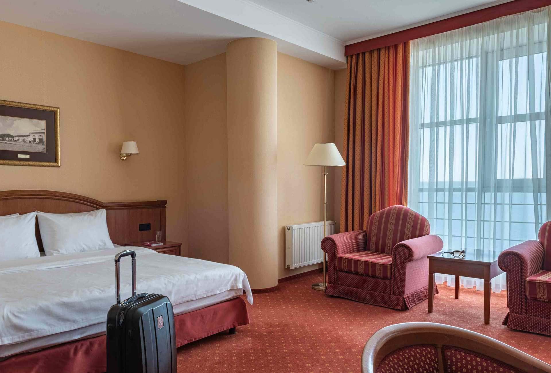 Гостиницы петрозаводска в центре с завтраком. Отель космос петрозаводск номер стандарт. Гостиница петрозаводск в петрозаводске. Панорамный ресторан «биржа» на 26-ой линии. Гостиница космос карелия.