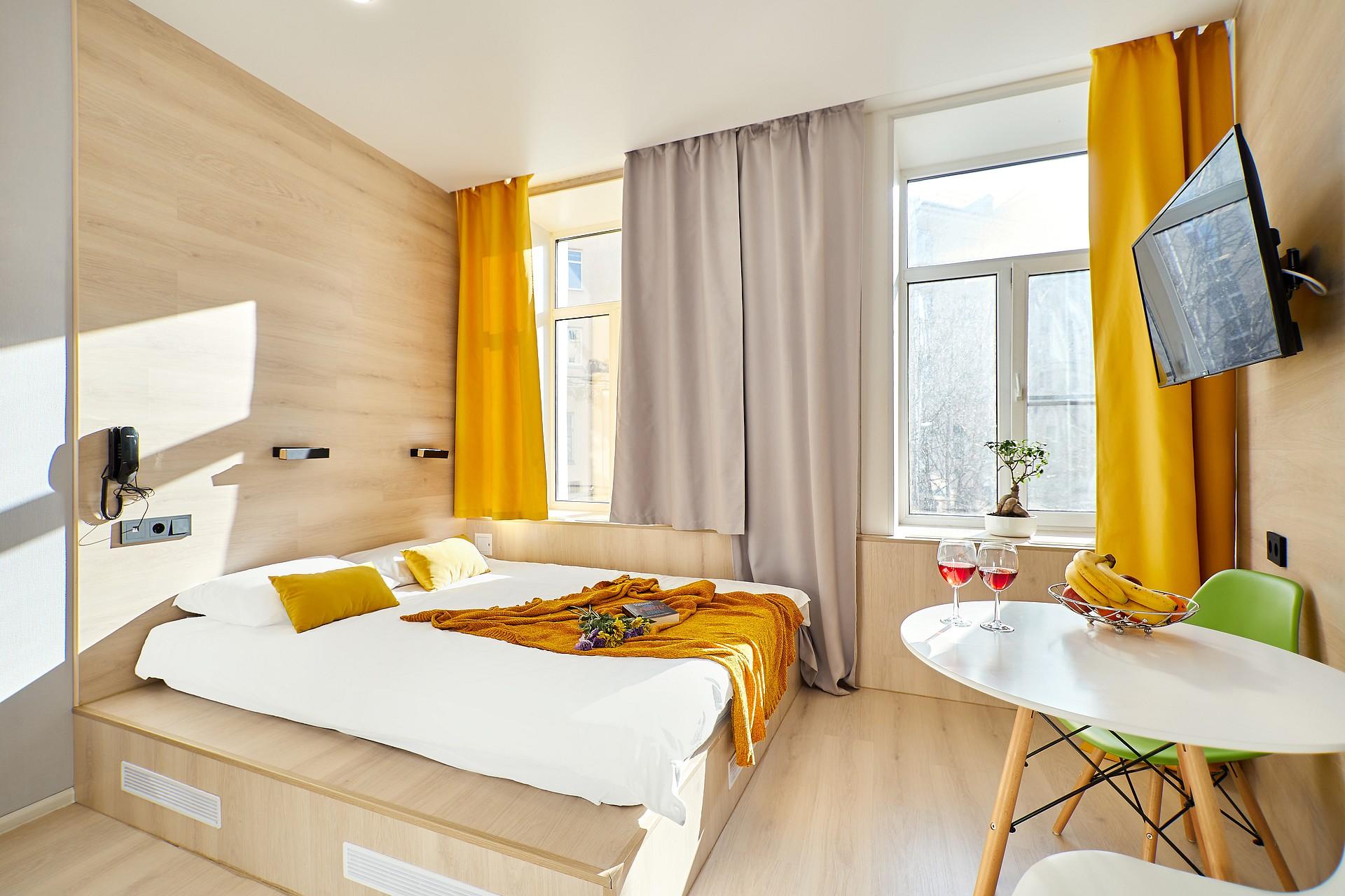 критик отдыхает санкт петербург. 142, санкт-петербург. синий диван в интерьере. апарт-отель "light mirror residence". Grand apart hotel санкт-петербург.